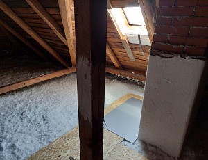 Zateplení stropu rodinného domu pomocí foukané izolace